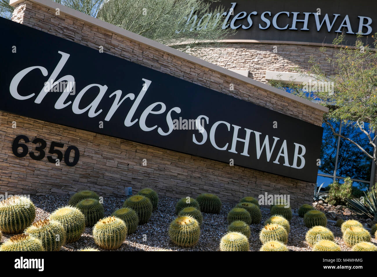 Un logo affiche à l'extérieur d'un établissement occupé par la la Charles Schwab Corporation à Phoenix, Arizona, le 4 février 2018. Banque D'Images