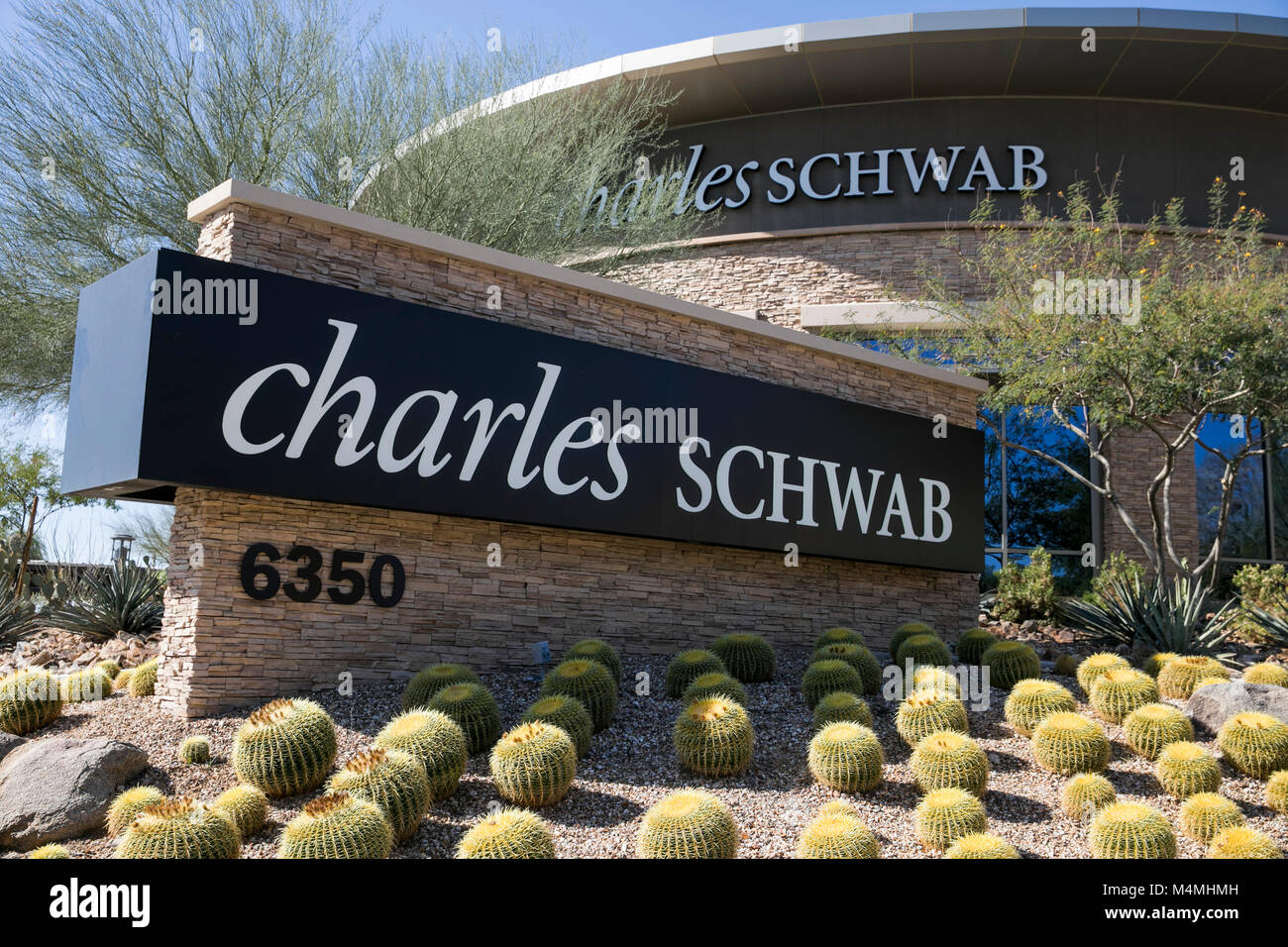 Un logo affiche à l'extérieur d'un établissement occupé par la la Charles Schwab Corporation à Phoenix, Arizona, le 4 février 2018. Banque D'Images