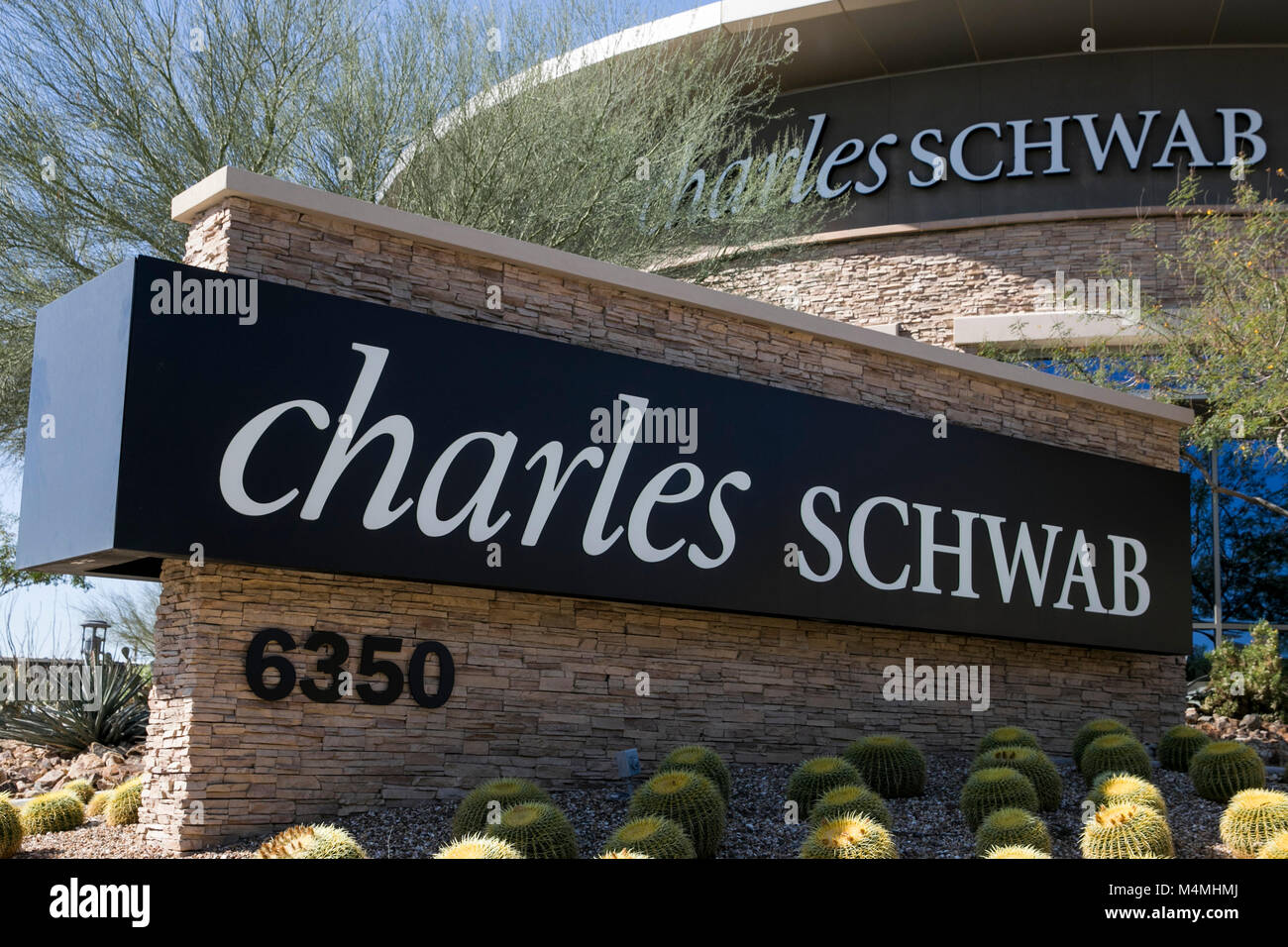 Un logo affiche à l'extérieur d'un établissement occupé par la la Charles Schwab Corporation à Phoenix, Arizona, le 4 février 2018. Banque D'Images