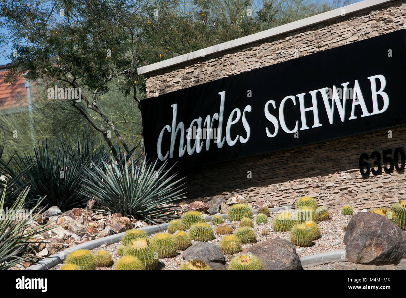 Un logo affiche à l'extérieur d'un établissement occupé par la la Charles Schwab Corporation à Phoenix, Arizona, le 4 février 2018. Banque D'Images