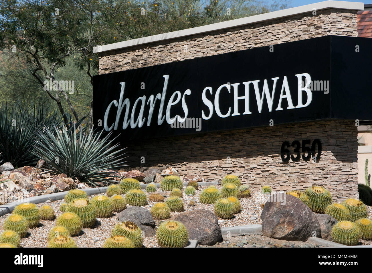 Un logo affiche à l'extérieur d'un établissement occupé par la la Charles Schwab Corporation à Phoenix, Arizona, le 4 février 2018. Banque D'Images