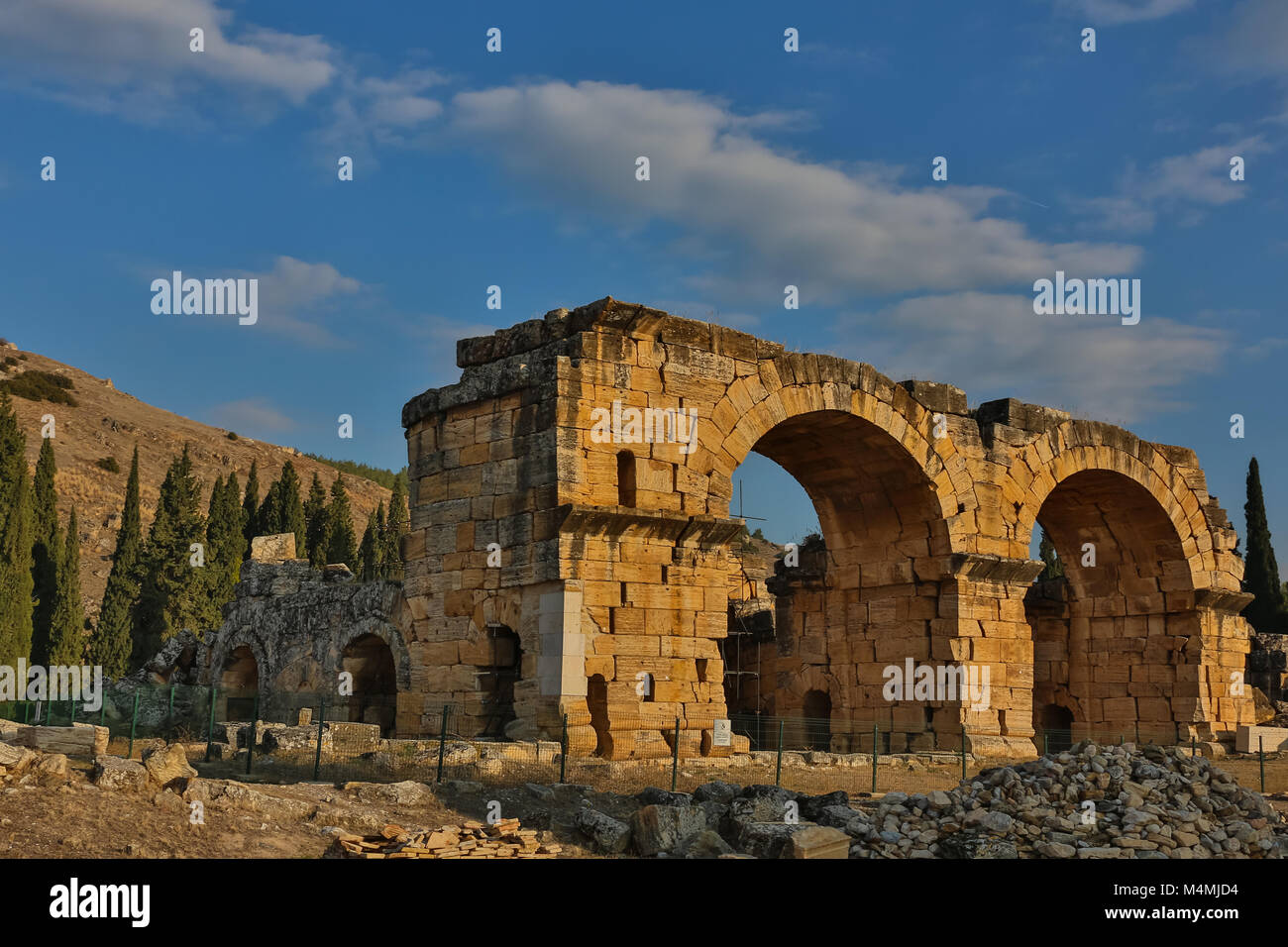 Ruines du temple d'Apollon avec la forteresse à l'arrière de l'ancienne Corinthe, Péloponnèse, Grèce. Banque D'Images