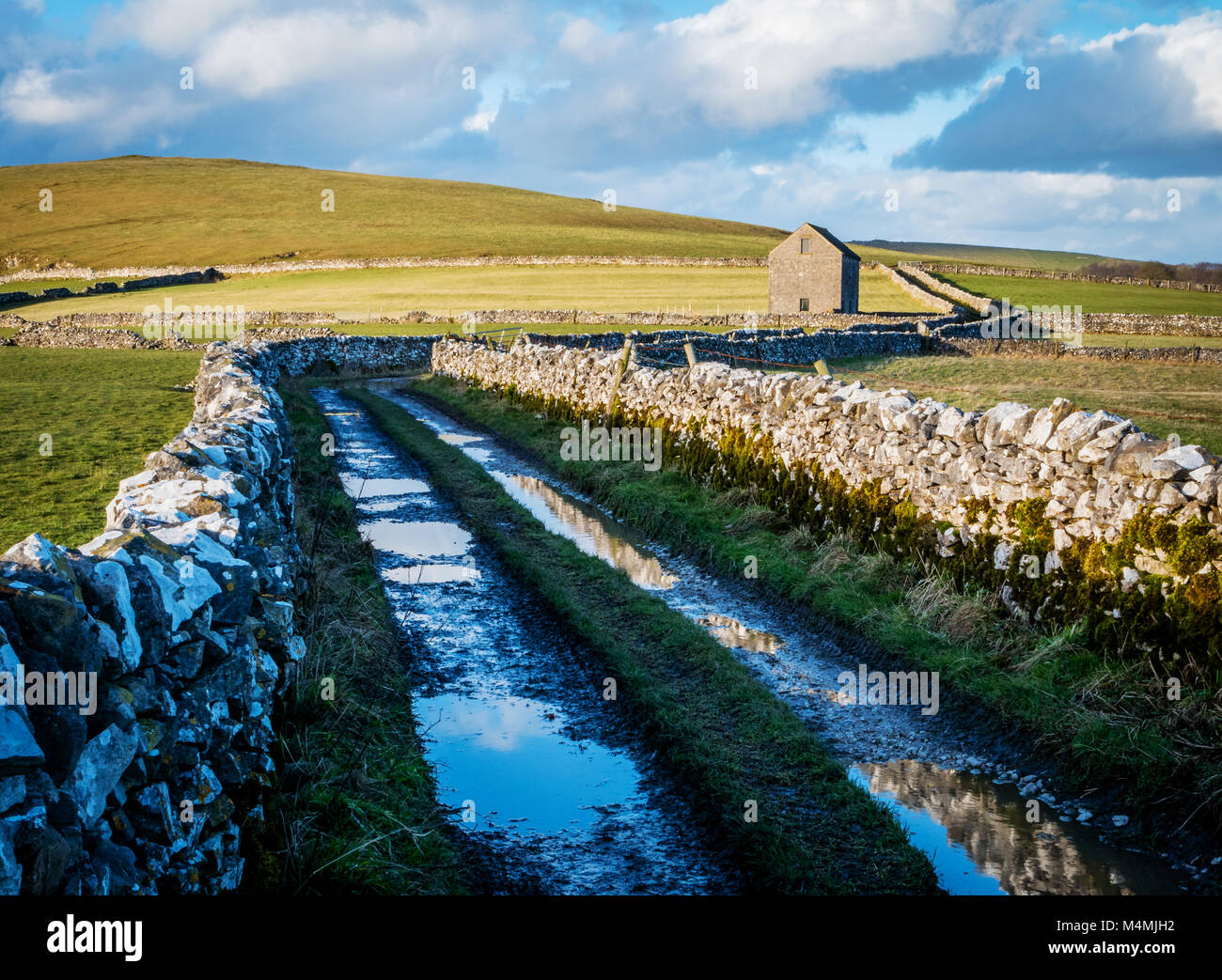 Domaine grange à côté d'une voie verte avec des murs en pierre sèche près de Alstonefield dans le Pic Blanc de Staffordshire UK Banque D'Images