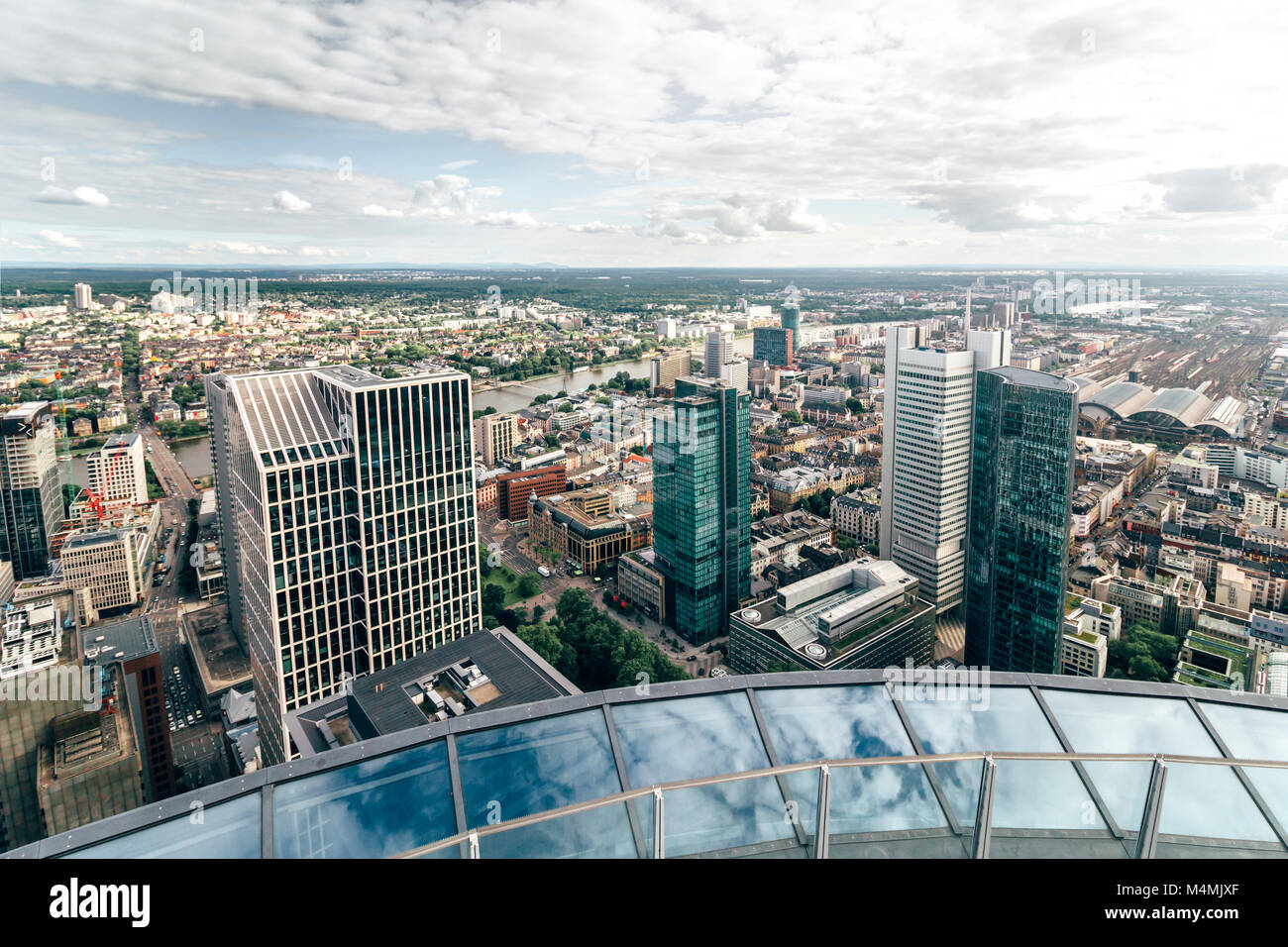 Vue aérienne de gratte-ciel modernes du centre-ville de Francfort à partir de la tour principale, Frankfurt am Main, Allemagne Banque D'Images