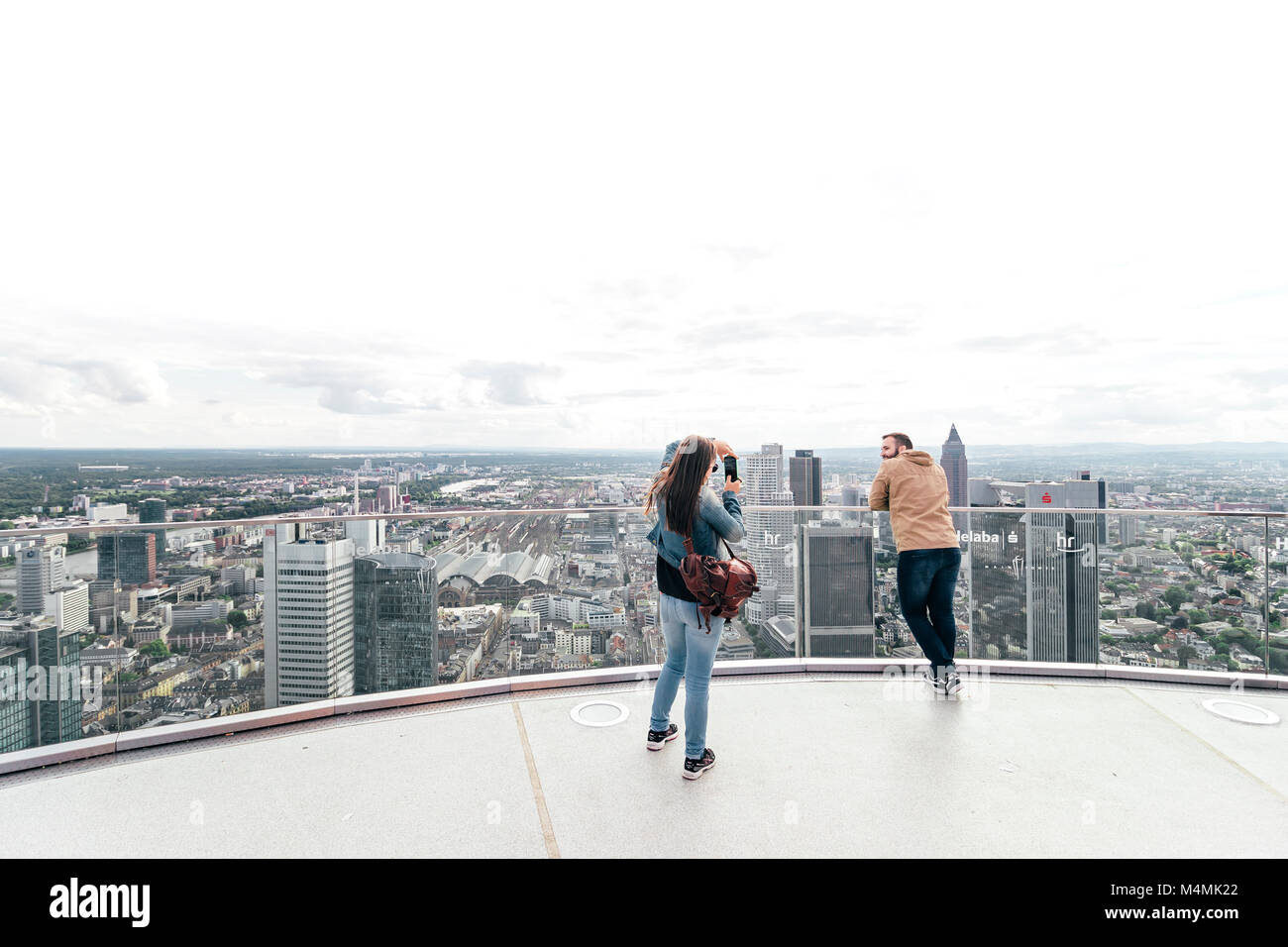 Couple de touristes prenant des photos sur un samedi après-midi ensoleillé du haut de la tour principale de Francfort / Allemagne - 20 mai 2017 Banque D'Images