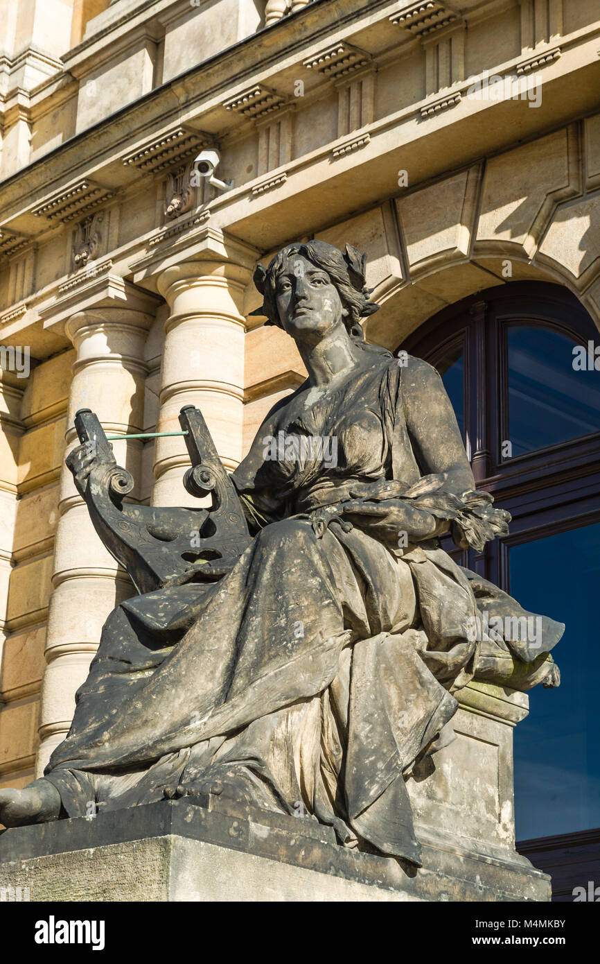 Prague, République tchèque : Statue d'une femme assise à l'extérieur en face de la salle de concert Rudolfinum bâtiment. Banque D'Images