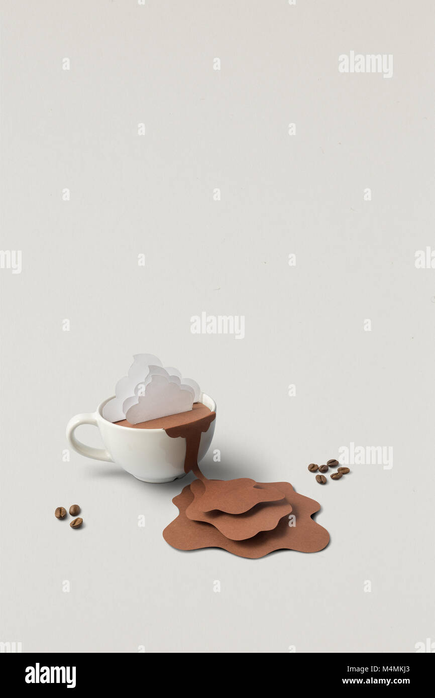 Concept créatif photo de tasse de café avec des projections faites de papier sur fond gris. Banque D'Images