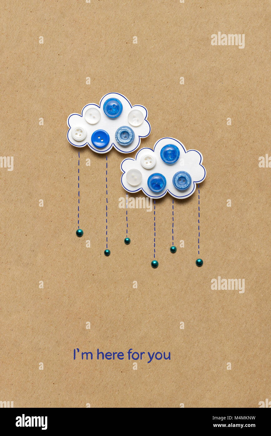 Concept créatif photo de nuages une avec des boutons faits de papier sur fond brun. Banque D'Images