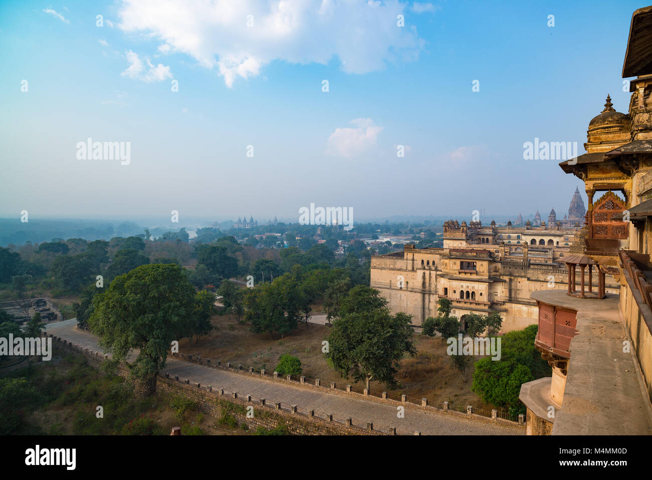 Orchha Palace, le Madhya Pradesh. Également orthographié Orcha, célèbre destination touristique dans l'Inde. Grand angle. Banque D'Images