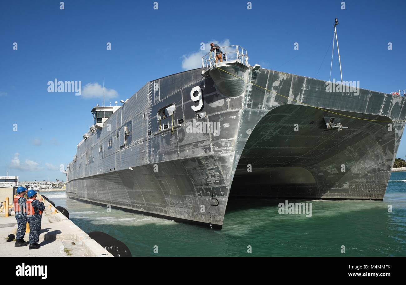 180213-N-SX614-016 KEY WEST, Floride (fév. 13, 2018) l'USNS Ville de Bismarck moors à la base aéronavale de la taupe de Key West Pier 10 févr. 13 pour aller chercher des fournitures tout en routine sur une croisière. NAS - Key West est un établissement de pointe pour les combats air-air des avions de tous les services militaires et fournit un soutien aux pierside navires de guerre américains et étrangers. (U.S. Photo par marine Spécialiste de la communication de masse 2e classe Cody R. Babin/libérés) Banque D'Images