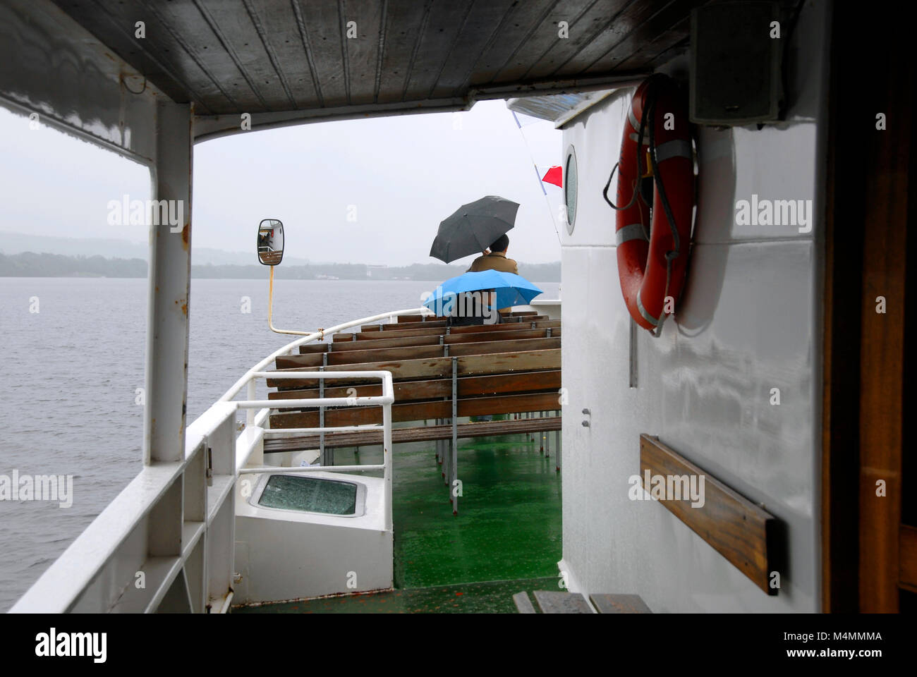 Les Croisières le Loch Lomond par temps humide Banque D'Images