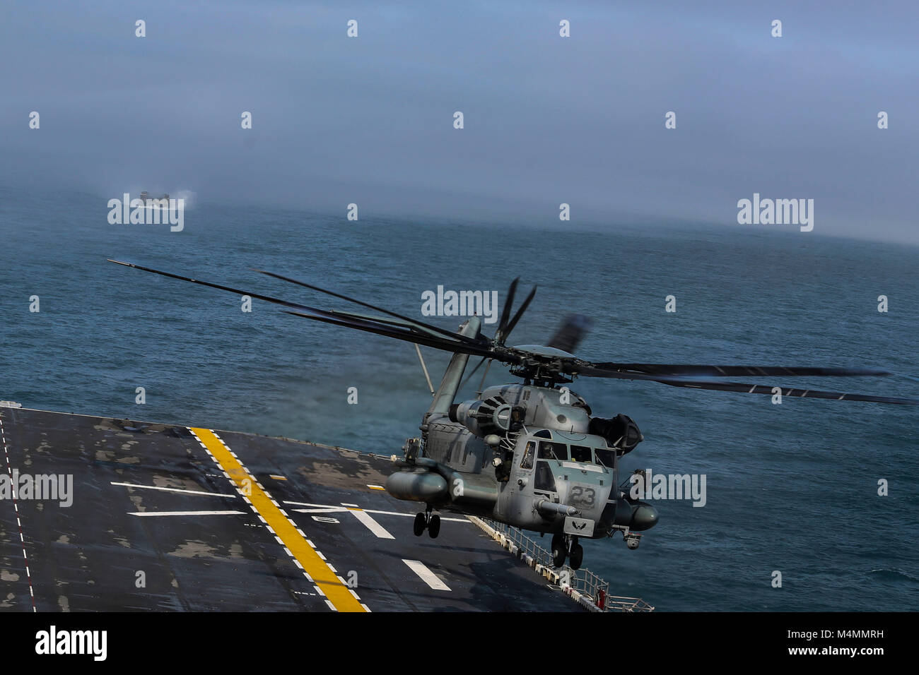 Un Corps des Marines américains CH-53E Super Stallion moyen maritime avec l'escadron à rotors basculants (VMM) 162 (renforcée), 26e Marine Expeditionary Unit (MEU), des terres à bord du navire d'assaut amphibie USS Iwo Jima (DG 7) dans l'océan Atlantique, le 10 février 2018. La 26e MEU participe à un déploiement en mer pour mener des opérations de maintien de la paix et maritime, ainsi que les relations avec les militaires étrangers dans le cadre d'exercices conjoints. (U.S. Marine Corps photo par le Cpl. Jon Sosner) Banque D'Images