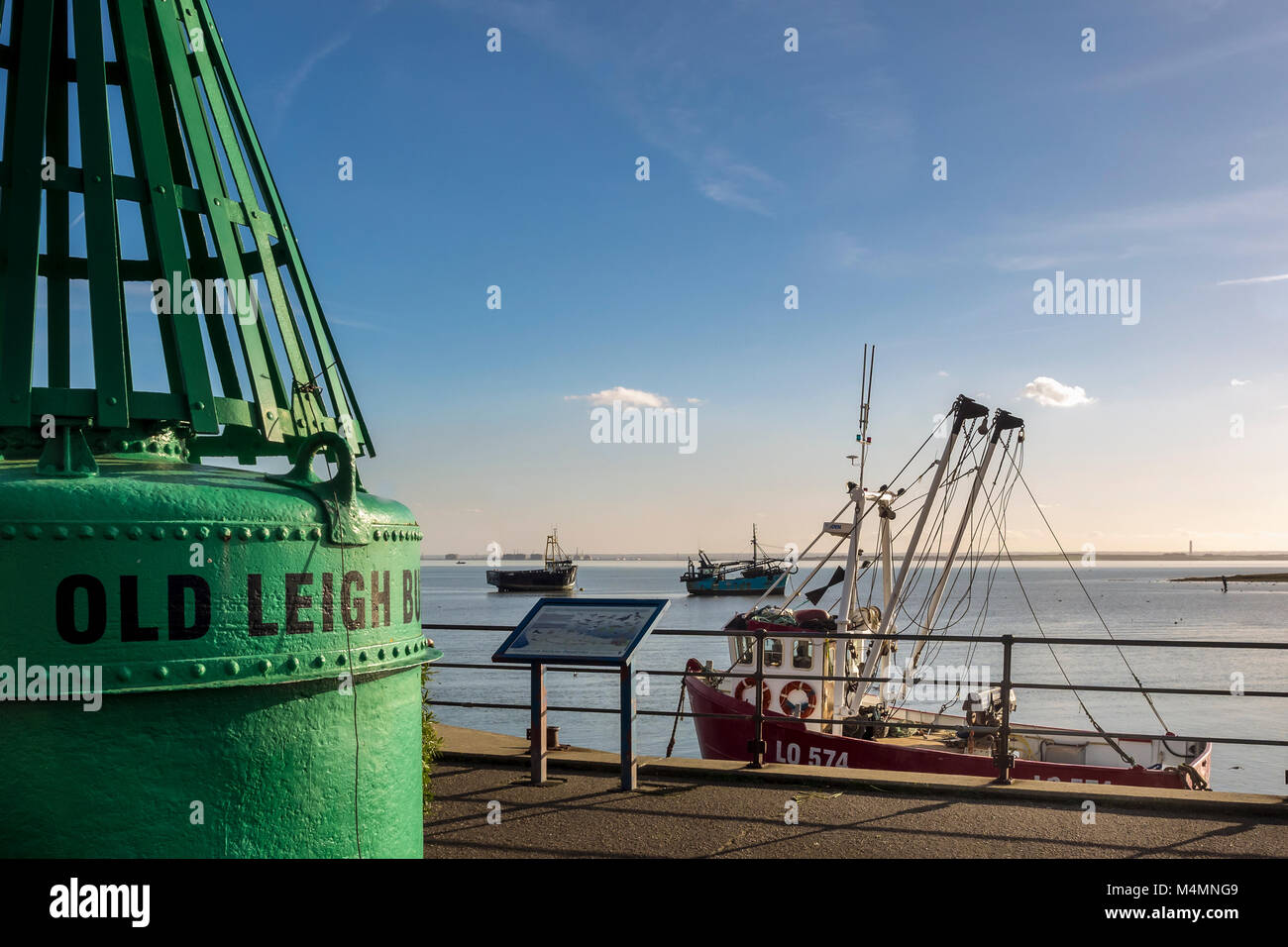 LEIGH-ON-SEA, ESSEX, ROYAUME-UNI - 16 FÉVRIER 2018 : La vieille bouée de Leigh avec le bateau de Cockle en arrière-plan Banque D'Images