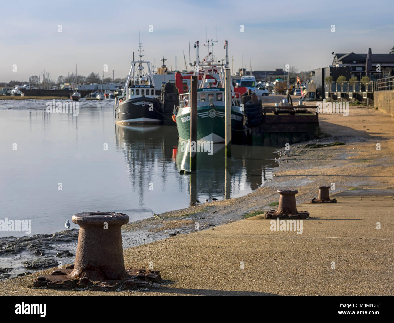 LEIGH-ON-SEA, ESSEX, Royaume-Uni - 16 FÉVRIER 2018 : bateau à coque sur le quai à marée basse à Old Leigh Banque D'Images