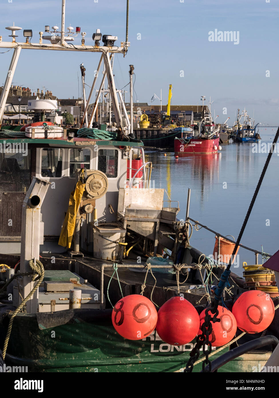 LEIGH-ON-SEA, ESSEX, Royaume-Uni - 16 FÉVRIER 2018 : chalutiers de pêche amarrés sur le quai d'Old Leigh Banque D'Images