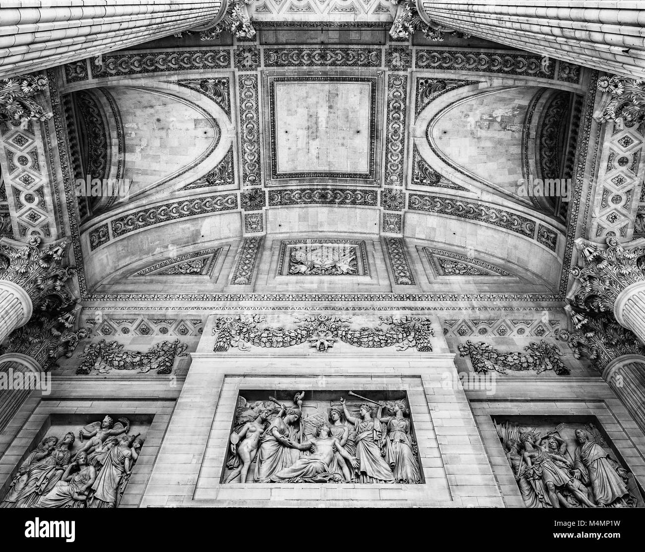 Détail du plafond sous la colonnade extérieure du Panthéon à Paris. Banque D'Images