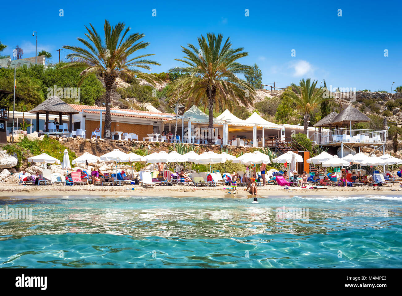 PAPHOS, Chypre - 24 juillet 2016 : aux personnes bénéficiant d'une belle journée d'été à Coral Bay Beach Banque D'Images