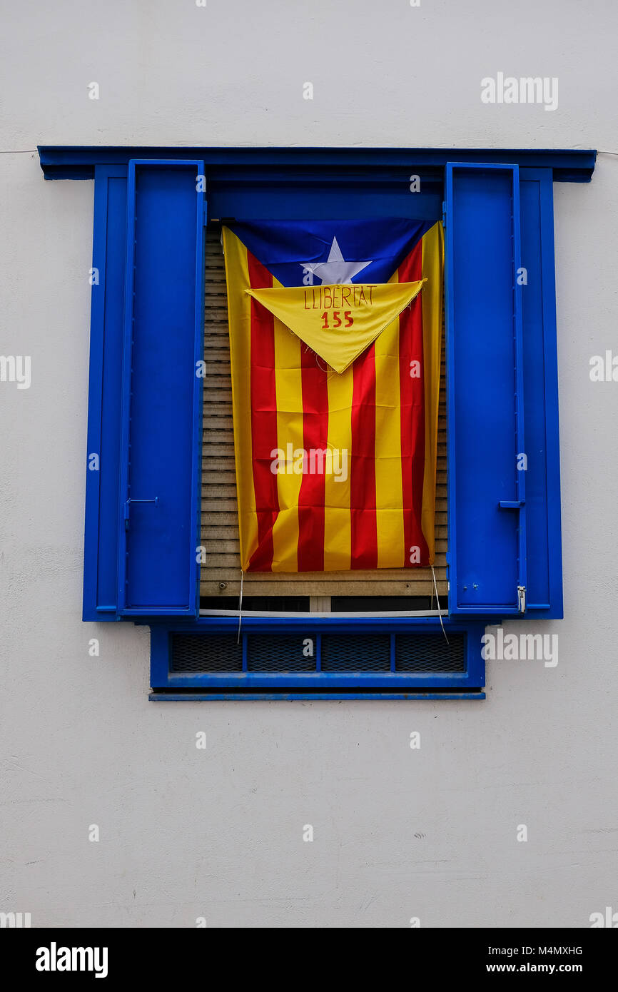 Le drapeau de la Catalogne dans une fenêtre avec un signe que le propriétaire de la maison appelle à l'indépendance Banque D'Images