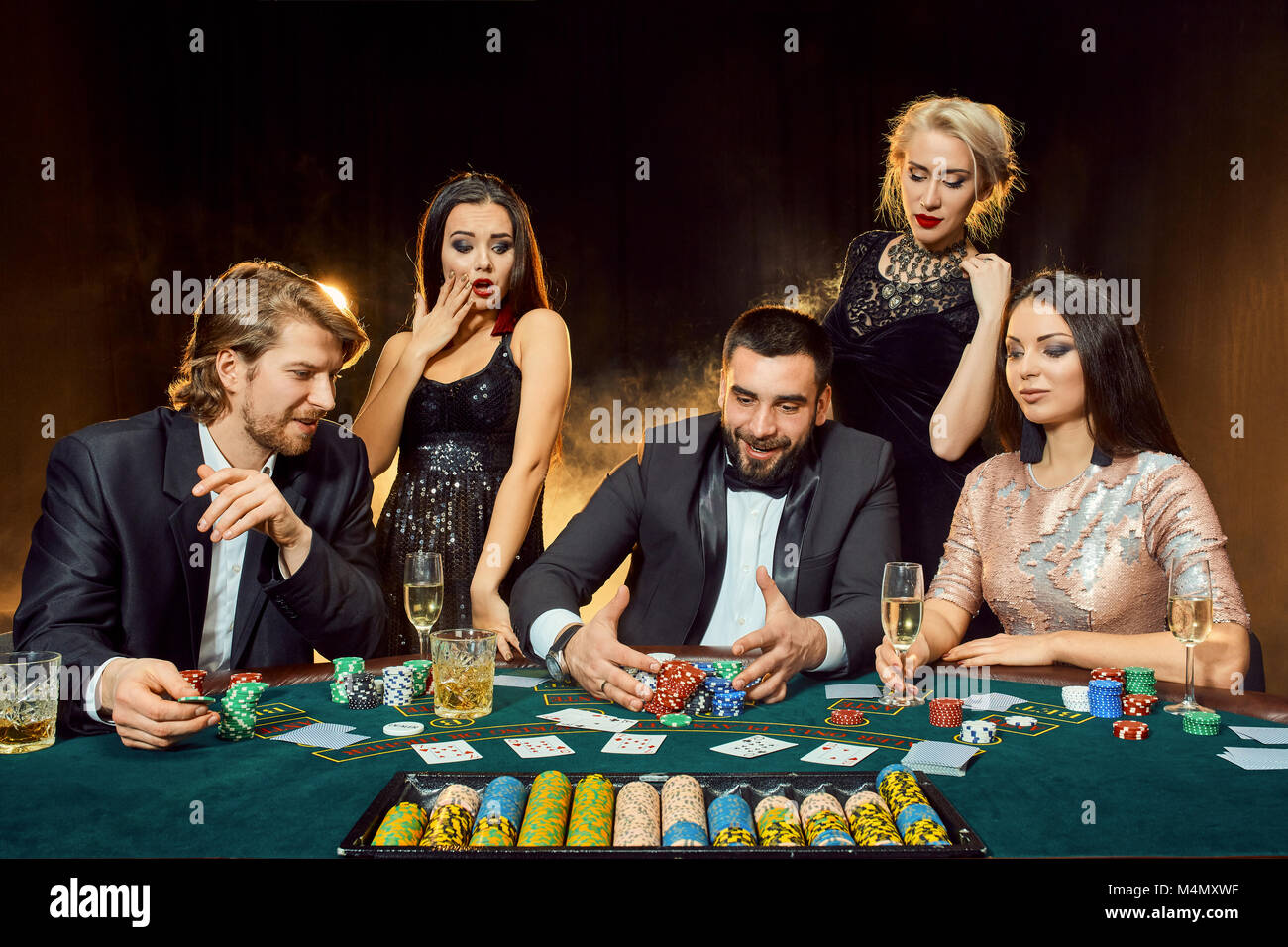 Les joueurs de poker assis autour d'une table dans un casino. Le Poker. Les jeux d'argent. Casino Banque D'Images