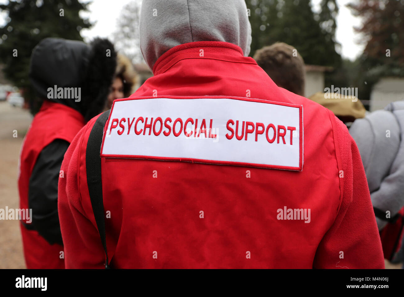 Le personnel paramédical du service de sauvetage en montagne de prodiguer les premiers soins lors d'une formation pour l'enregistrement d'une personne dans un accident. Le soutien psychosocial. Méconnaissable peop Banque D'Images