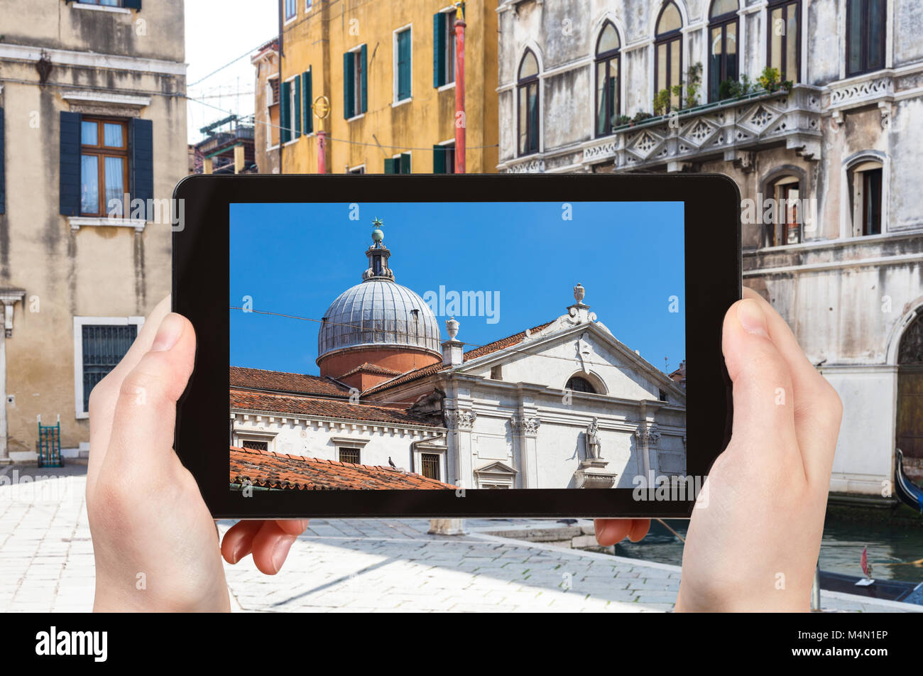 Travel Concept - photographies touristiques church Église Santa Maria Formosa de canal dans la ville de Venise en Italie au printemps sur tablette Banque D'Images