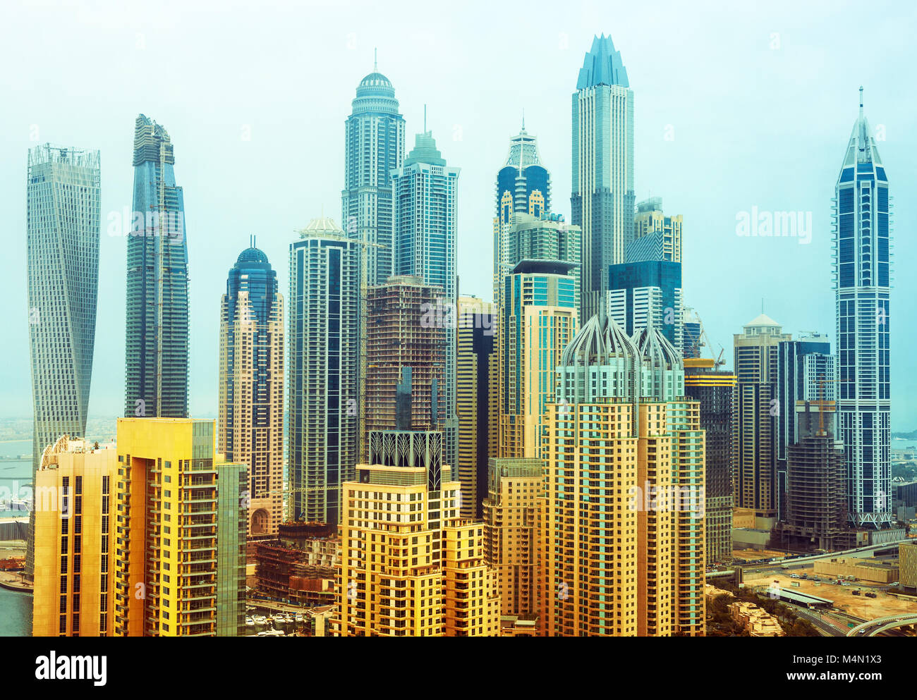 Vue incroyable sur le toit du matin sur les gratte-ciel de la Marina de Dubaï, Dubaï, Émirats Arabes Unis Banque D'Images
