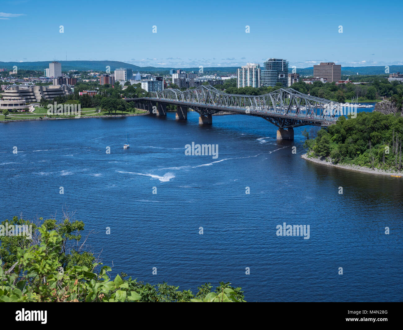 Bateaux sur la rivière des Outaouais, près du pont Alexandra, Ottawa, Ontario, Canada. Banque D'Images