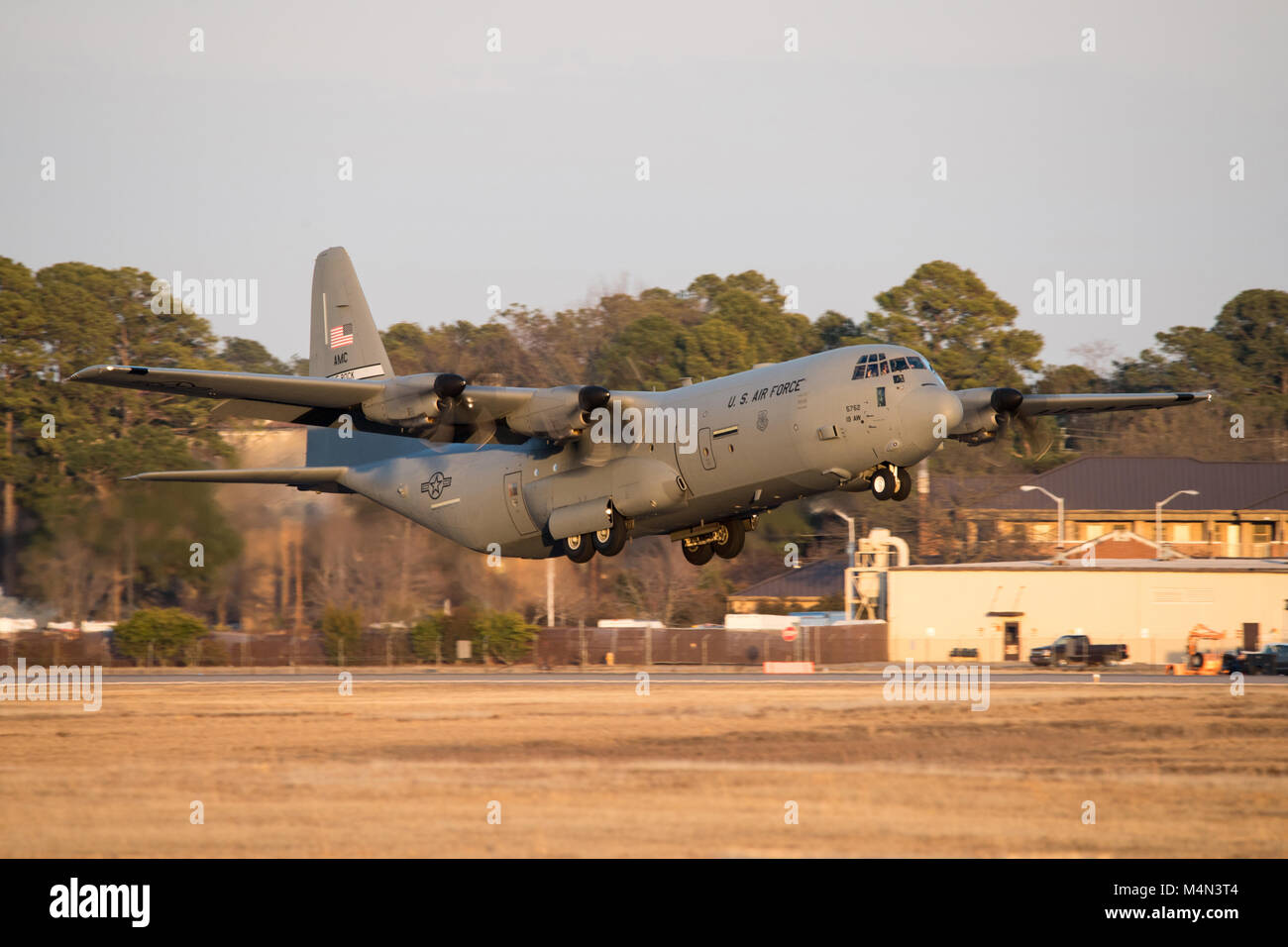 Le pape ARMY AIRFIELD, N.C. - Un C-130J Hercules de la 19e Escadre de transport aérien à la base aérienne de Little Rock, Ark., lance avec une charge de la 82e Airborne Division parachutistes ici au 9 février 2018, au cours d'une semaine de gros paquets d'urgence et la disponibilité du déploiement se tiendra du 5 au 11 février. Aviateurs dans le 43d du Groupe des opérations de mobilité aérienne au Pape fourni l'appui au sol pour les équipages de l'Armée de l'air transport aérien de soldats et d'équipement hors du Pape domaine pendant l'exercice. Tout au long de la semaine, les équipes de l'Air Mobility Command effectué 173 missions, transportant plus de 3 000 parachutistes et les 2,8 millions de p Banque D'Images