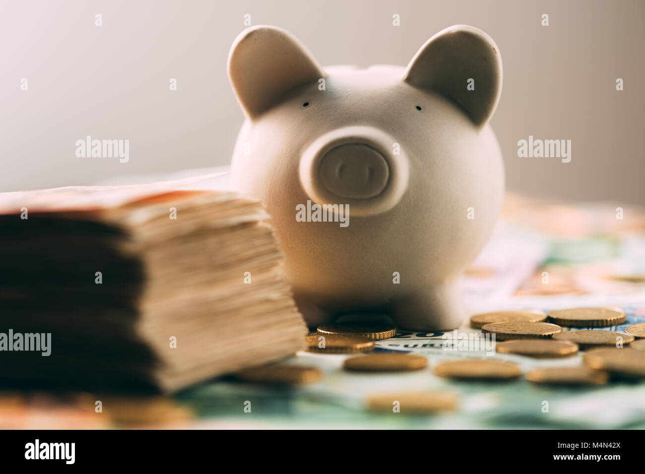 Piggy tirelire avec les espèces en euros Banque D'Images