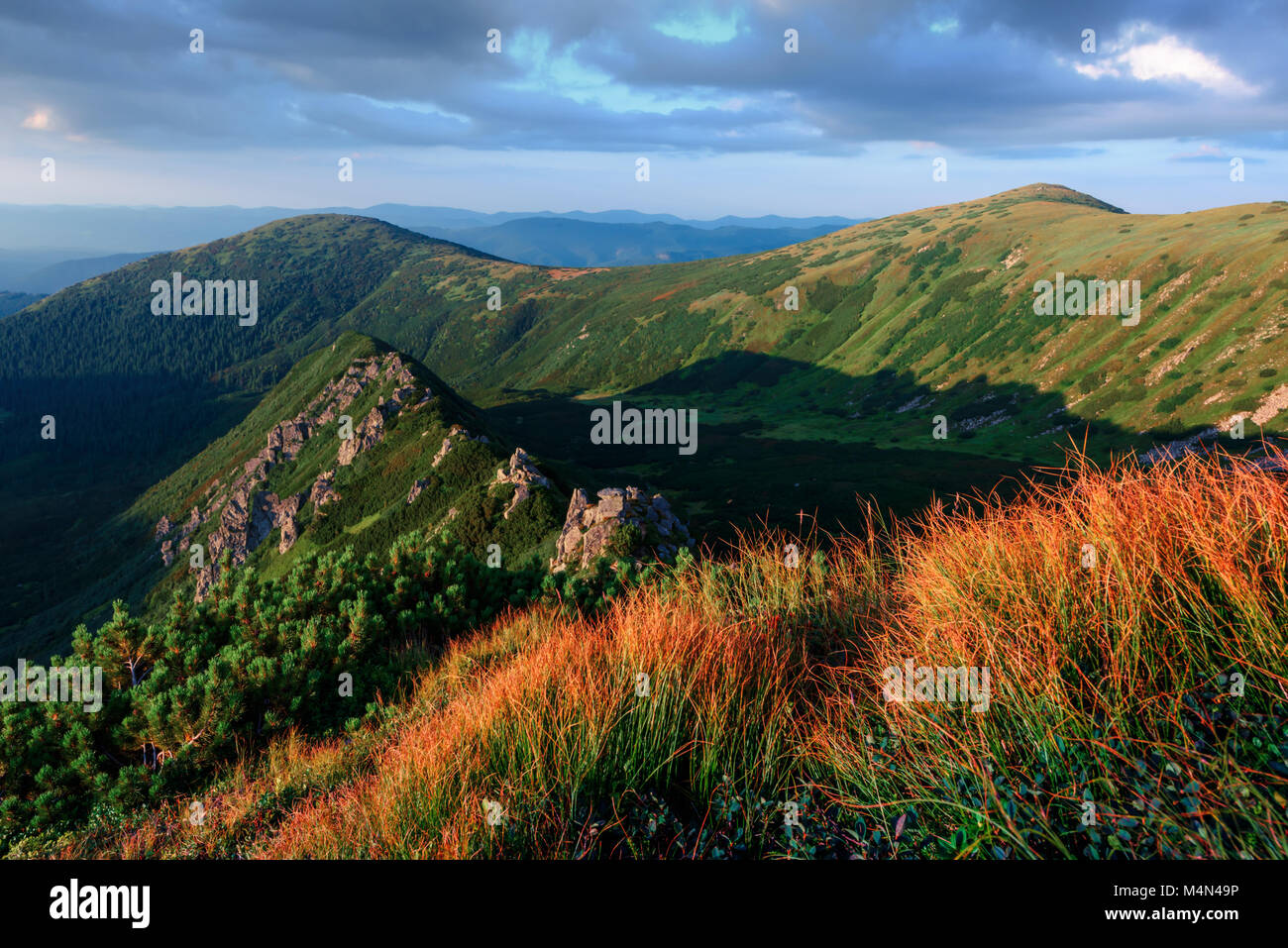 Vue de la stony hills par soir rougeoyant du soleil Banque D'Images