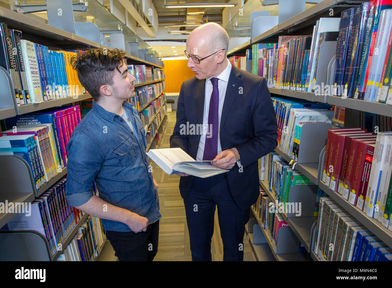 John Swinney MSP de parler aux étudiants Banque D'Images