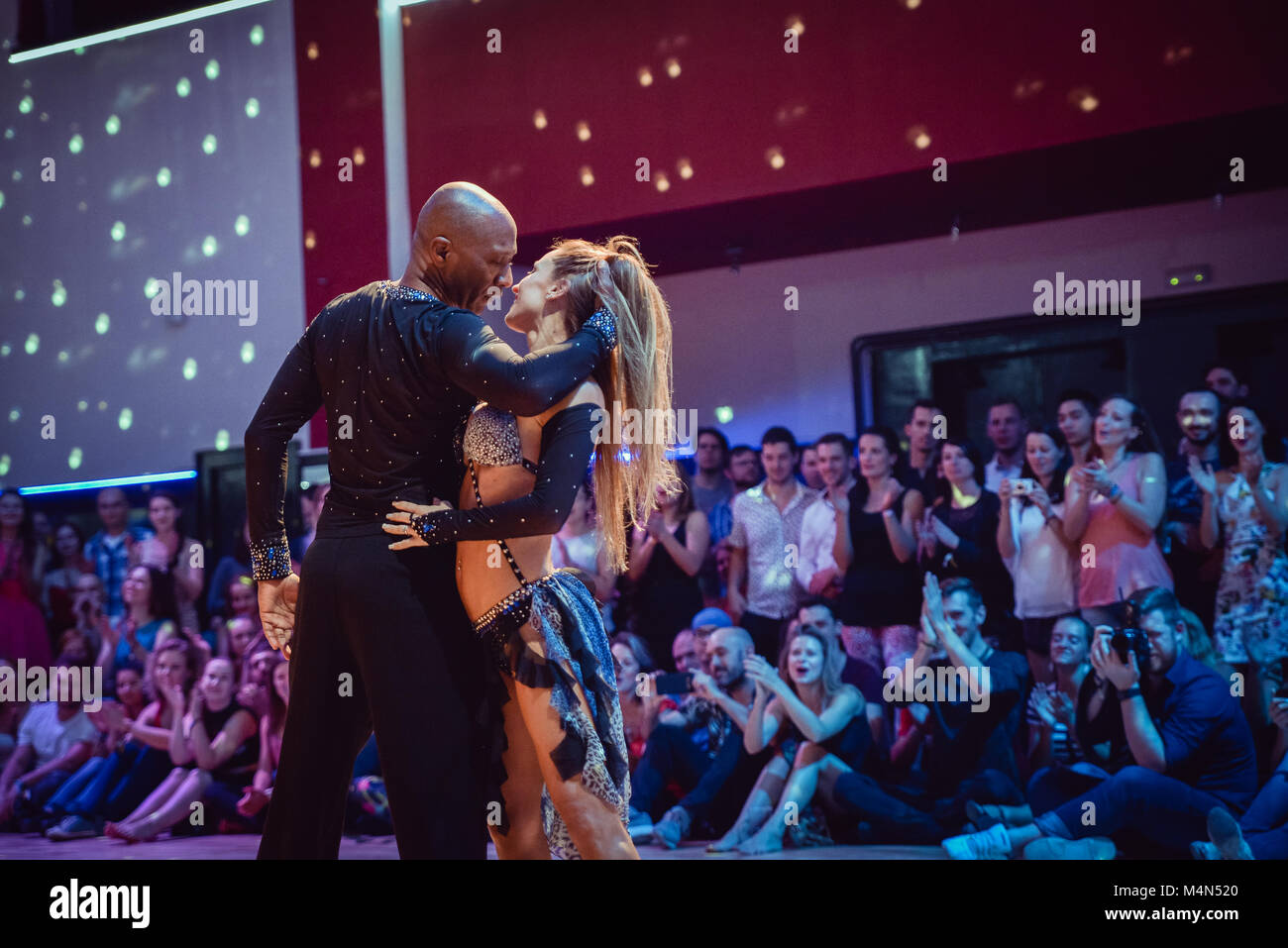 Brno, République tchèque - 30 septembre 2017 : spectacle avec chorégraphie charismatique talentueux artistes à un festival de danse Show, ZoukTime Banque D'Images