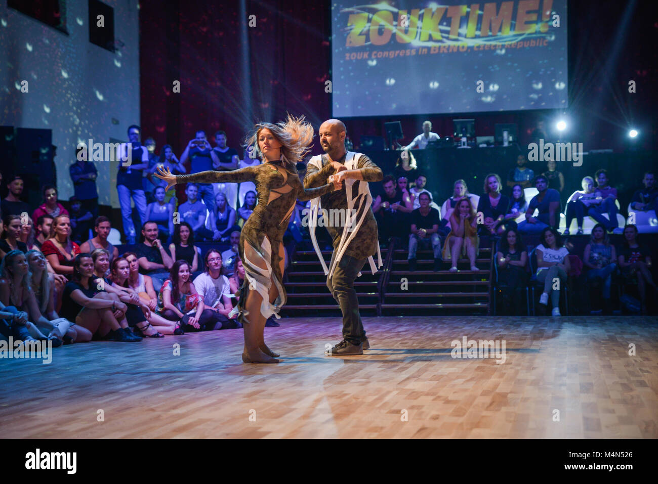 Brno, République tchèque - 30 septembre 2017 : spectacle avec chorégraphie charismatique talentueux artistes à un festival de danse Show, ZoukTime Banque D'Images