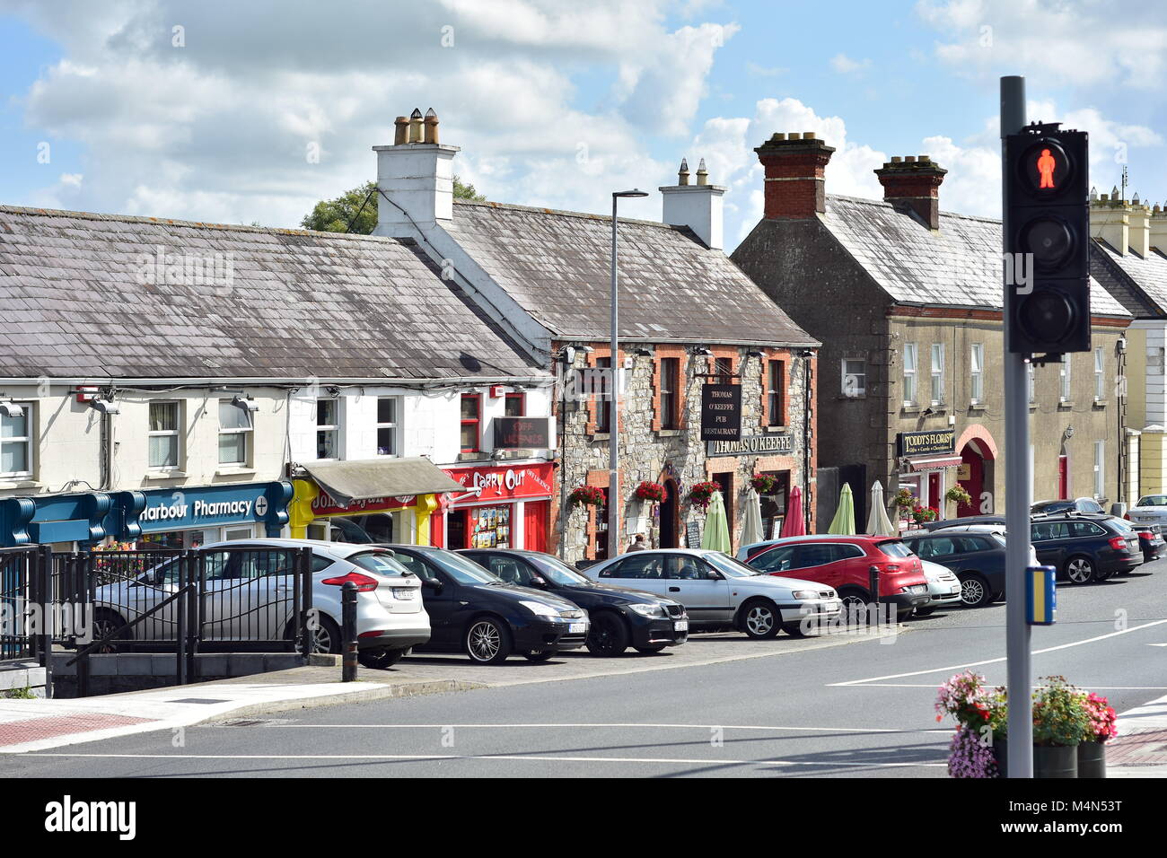 Boutiques sur Harbour Street, dans petite ville de Kilcock en Irlande en 2017. Banque D'Images