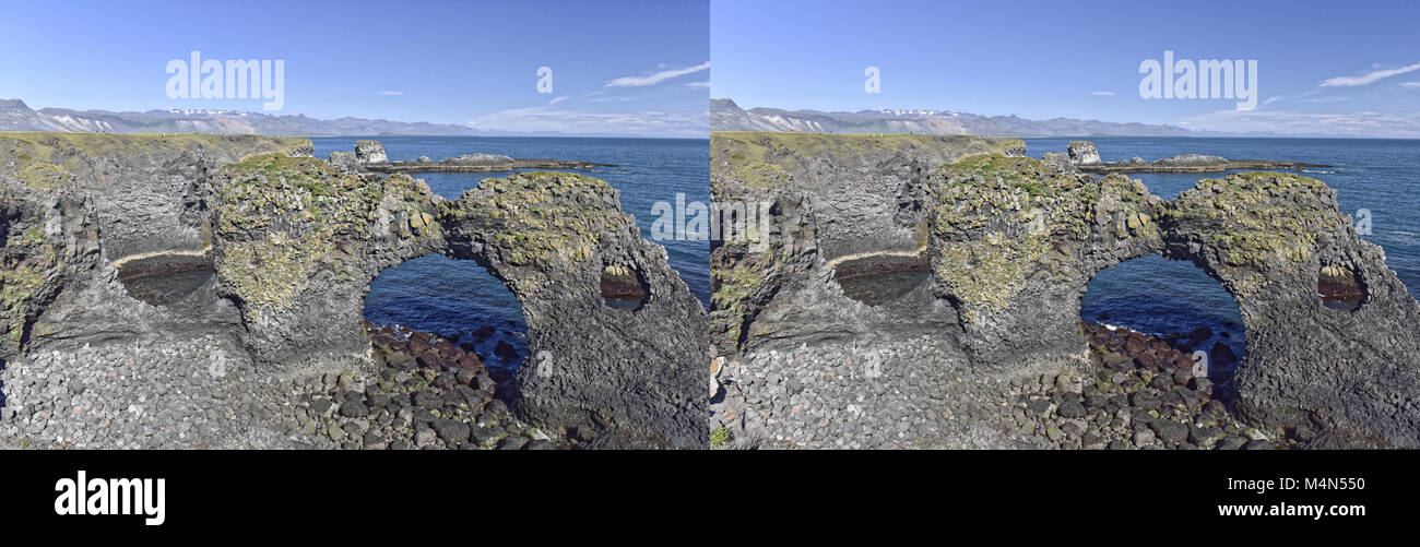 Littoral et falaises de basalte à Arnarstapi nature reserve vu à travers le trou de la falaise. La péninsule de Snaefellsness, Islande Banque D'Images