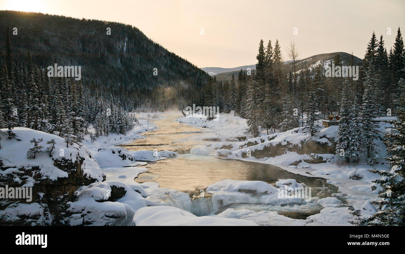 Une rivière de congélation dans les Rocheuses canadiennes, Alberta, Canada Banque D'Images