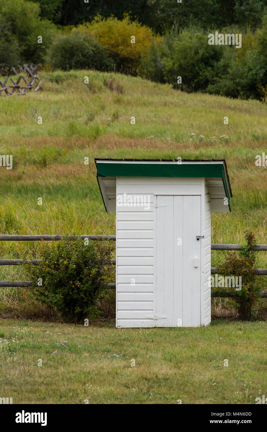 Outhouse Rural privé ou près de Boseman, Montana Banque D'Images