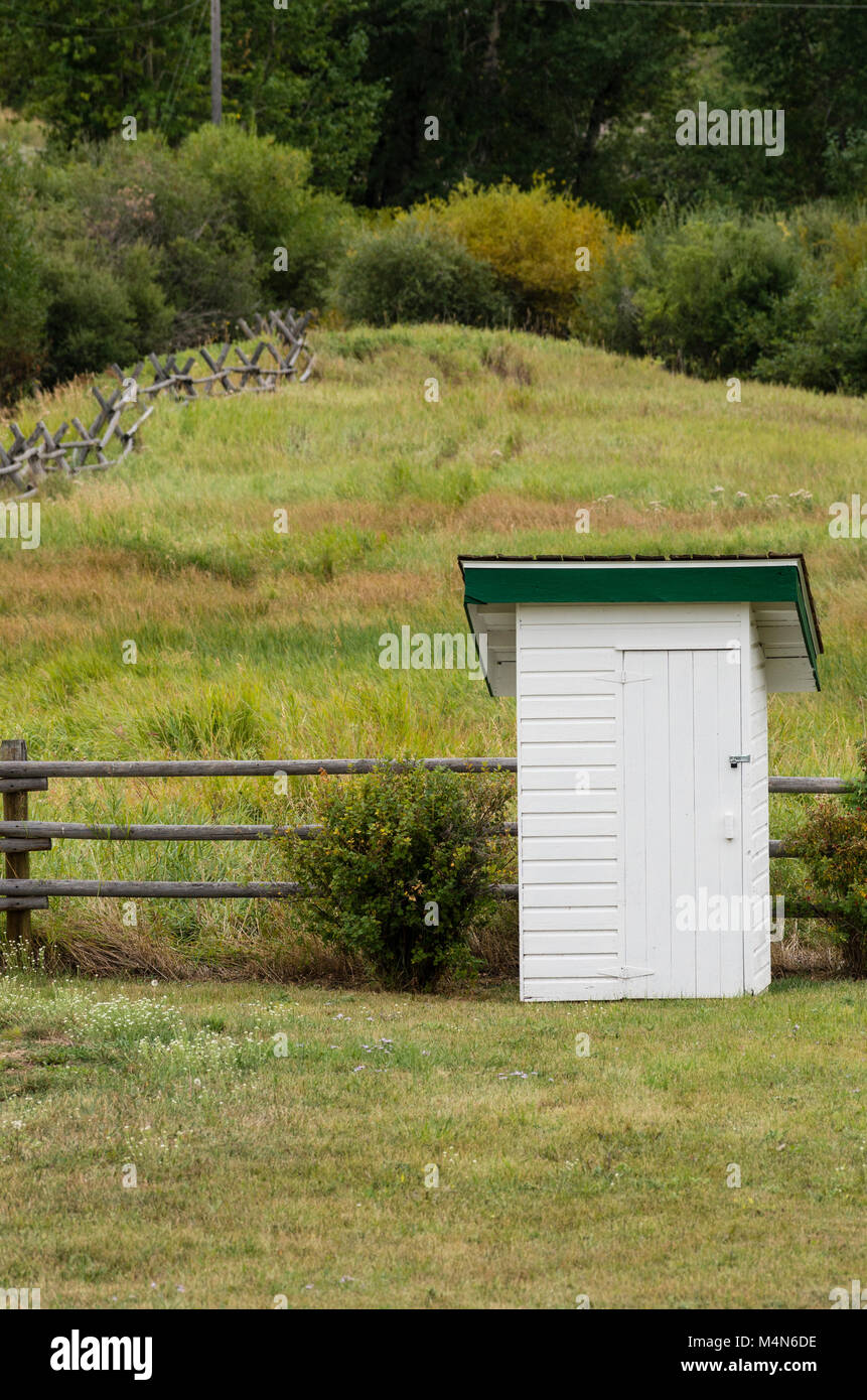 Outhouse Rural privé ou près de Boseman, Montana Banque D'Images