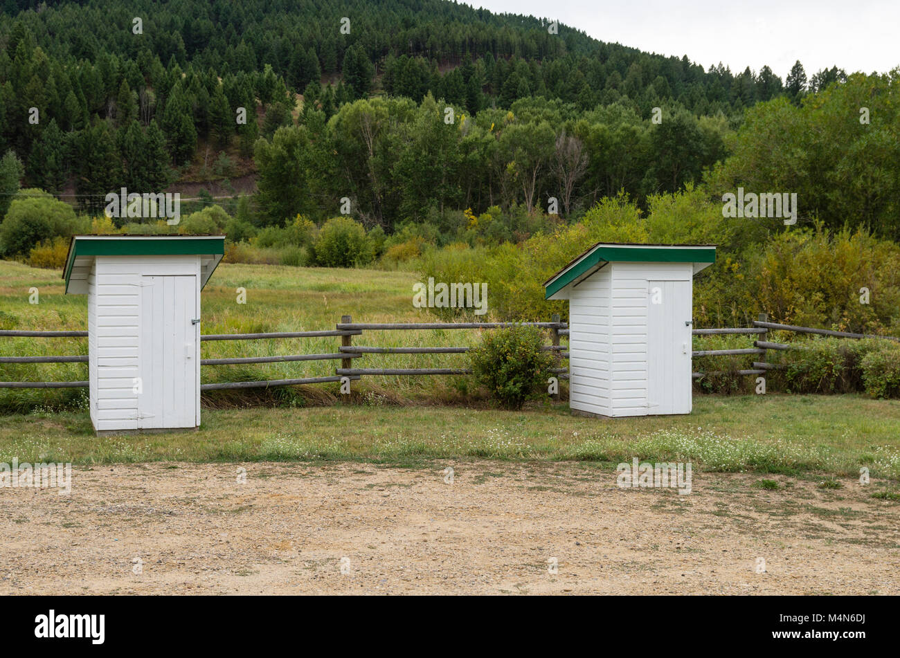Outhouse Rural privé ou près de Boseman, Montana Banque D'Images