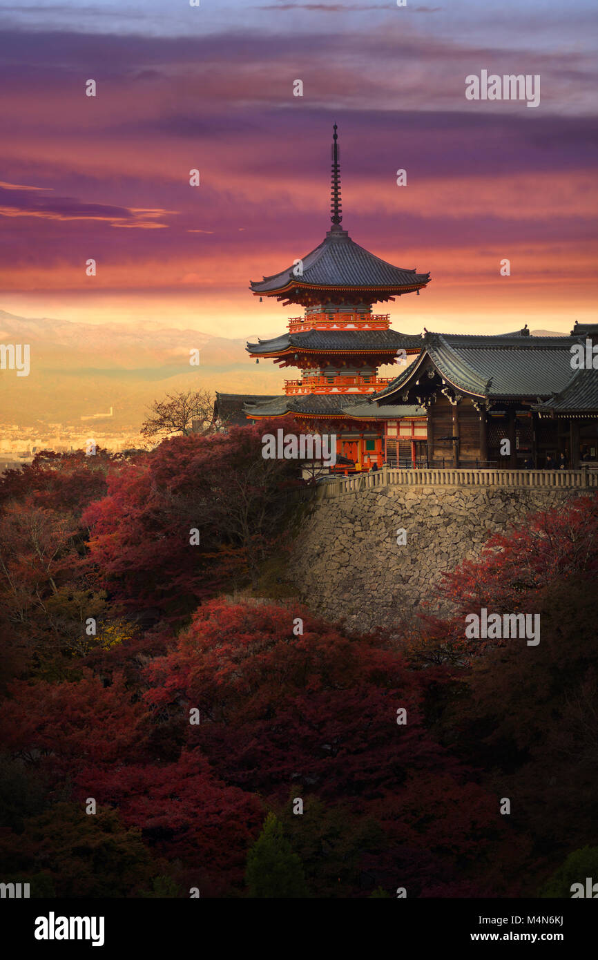 Pagode Sanjunoto, Sanju-no-D, avec un ciel coucher de soleil jaune rouge spectaculaire, paysage d'automne. Temple Kiyomizu-dera, temple bouddhiste Higashiyama, Kyoto, Japa Banque D'Images