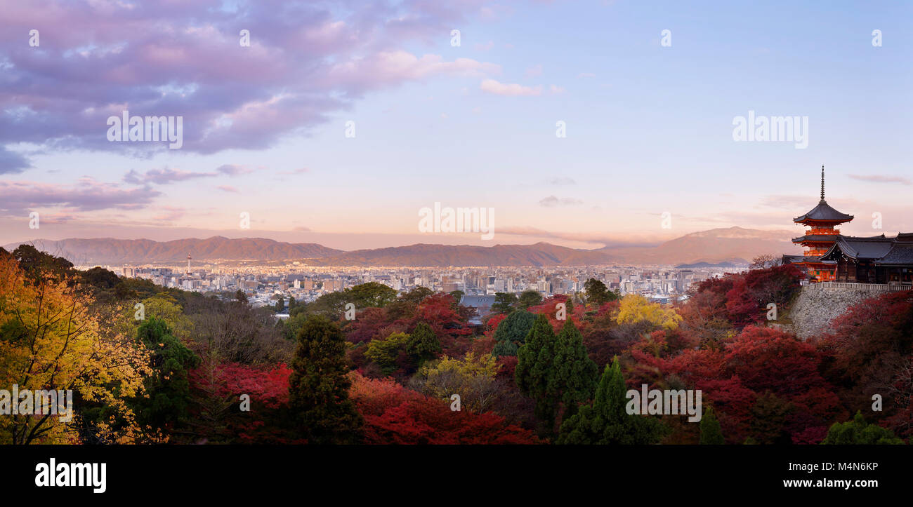 Sanjunoto, Sanju-no-de pagoda, Temple Kiyomizu-dera à Kyoto, belle vue panoramique dans un paysage coloré d'automne matin lever du soleil sur les toits de la ville de Kyoto avec fil Banque D'Images