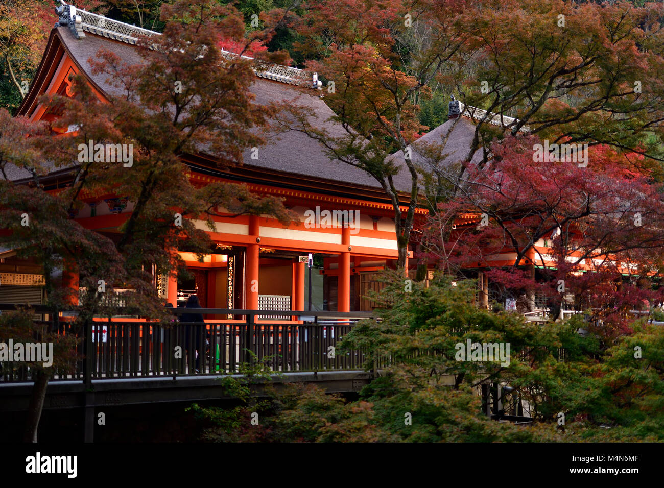 Amida-ne et Okuno-dans la halle de Temple Kiyomizu-dera temple bouddhiste à décor de l'automne. Kyoto, Japon 2017. Banque D'Images