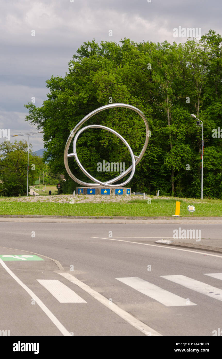 Le CERN (Organisation européenne pour la Recherche Nucléaire) logo installé à un rond-point à Prévessin-Moëns, France Banque D'Images