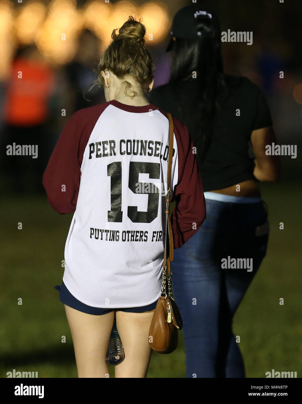 Parc, FL - 16 février : Memorial site qui honore les victimes de la prise de masse à l'école secondaire Marjory Stoneman Douglas, à Pine Trail Park le 16 février 2018 dans un parc, en Floride. La police a arrêté 19 ans, ancien élève Nikolas Cruz pour avoir tué 17 personnes à l'école secondaire. ****NO NEW YORK****** DAILLIES Hoo-Me.com/ MediaPunch Crédit : Banque D'Images