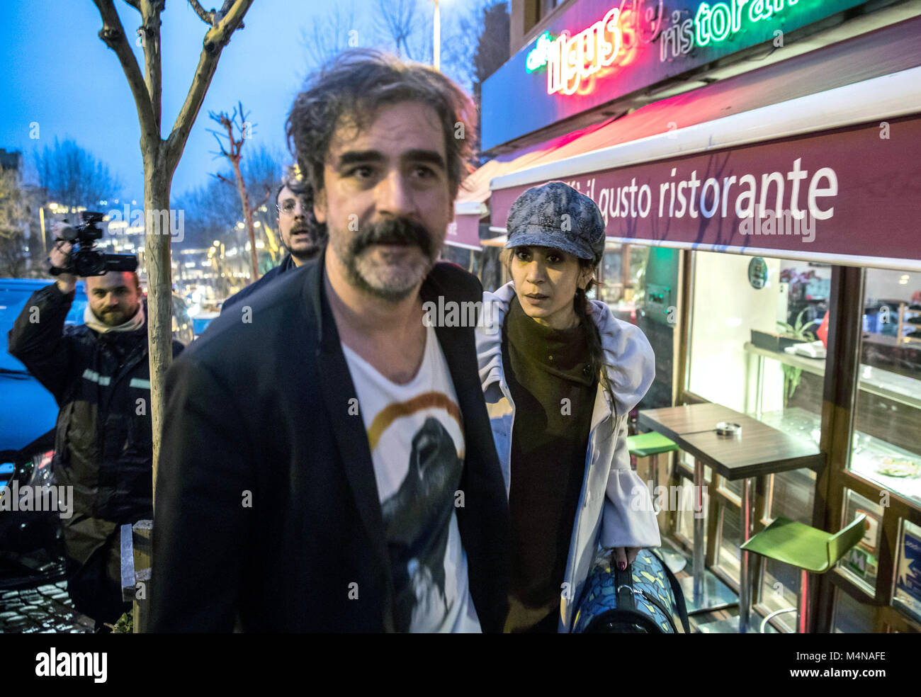 Istanbul, l'Allemagne. 16 Février, 2018. Journaliste germano-turc Deniz Yucel passe devant un restaurant après sa libération de prison en Turquie, Allemagne, 16 février 2018. Après avoir passé un an en prison, Yucel, qui travaille comme correspondant étranger pour 'Die Welt' Journal, a été libéré de l'établissement correctionnel à Silivri près d'Istanbul. Un tribunal avait ordonné la libération après l'accusation avait présenté l'accusation. Credit : Pouvez Erok/DHA-Depo Photos/dpa/Alamy Live News Banque D'Images