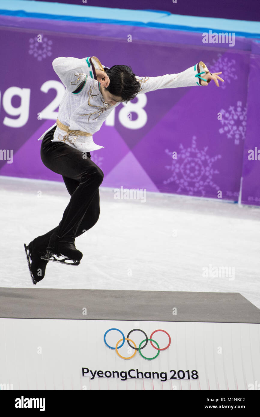 Yuzuru HANYU (JPN) premier prix, médaille d'or, saute sur le podium après la victoire, le patinage artistique, le patinage artistique, seul les hommes de patinage libre, les Jeux Olympiques d'hiver de PyeongChang 2018, Gangneung Ice Arena, de Corée du Sud le 17 février 2018. Credit : Enrico Calderoni/AFLO/Alamy Live News Banque D'Images