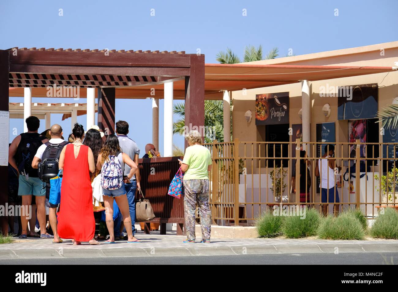 Plage Publique de Saadiyat, Abu Dhabi, EAU. Feb 17, 2018. Summer Hits Abu Dhabi et son juste Février, File d'attente des amateurs de plage à la plage publique de Saadiyat Billetterie. Credit : Fahd Khan/ Alamy Live News. Banque D'Images