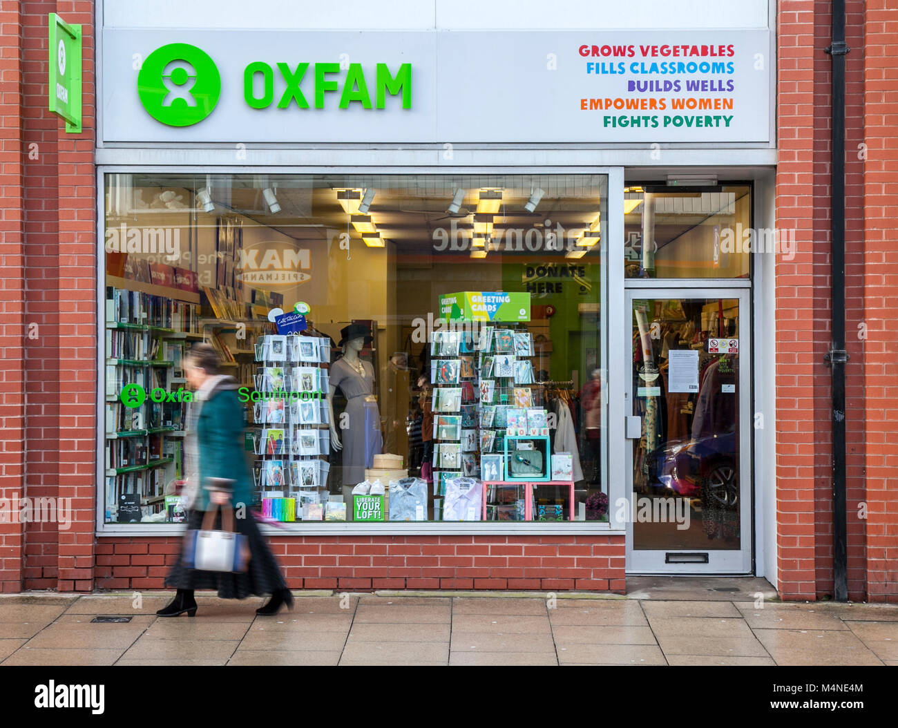 Magasin de charité Oxfam à Southport, tenus par des bénévoles offrant un débouché pour les vêtements, et la collecte de fonds pour le sauvetage d'urgence. Banque D'Images