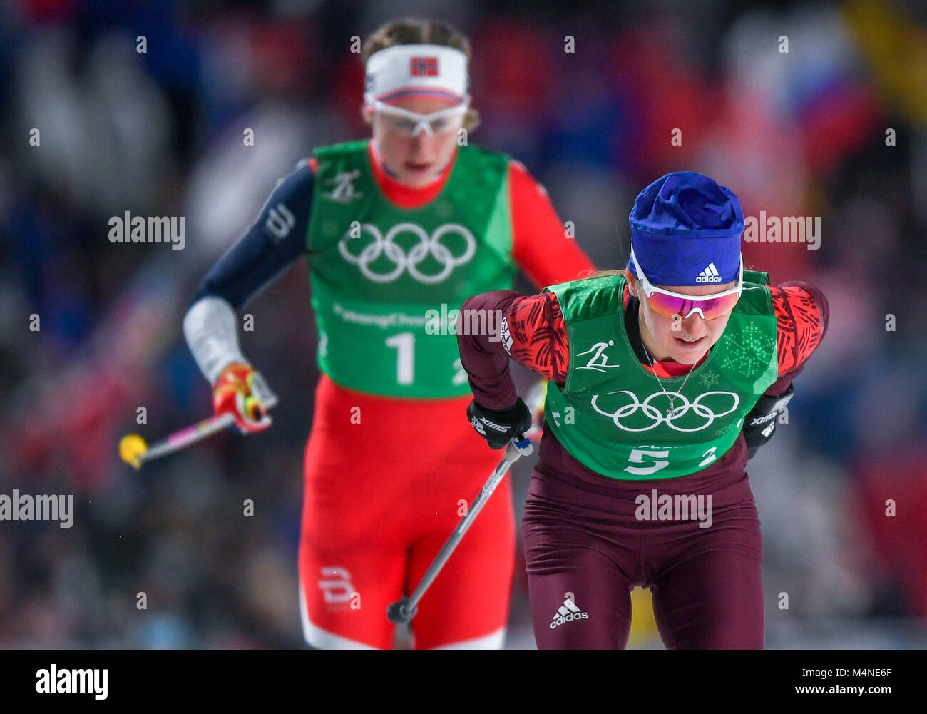 Pyeongchang, Corée du Sud. Feb 17, 2018. Yulia Belorukova (avant) de l'équipe 'Athlètes Olympiques de la Russie" et Astrid Uhrenholdt Jacobsen de Norvège au cours de la women's 4x5km relais cross-country événement dans l'Alpensia Cross Country Ski Center à Pyeongchang, Corée du Sud, 17 février 2018. Credit : Hendrik Schmidt/dpa-Zentralbild/dpa/Alamy Live News Banque D'Images