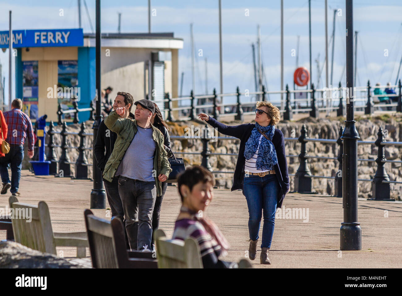 Torquay, Royaume-Uni. Feb 17, 2018. Météo France : la lumière du soleil et la température chaude marque un changement rafraîchissant dans la météo avec beaucoup de gens d'en profiter tant que ça dure à Torbay Torquay, Devon, UK,. Credit : JHNews / Alamy Live News Banque D'Images